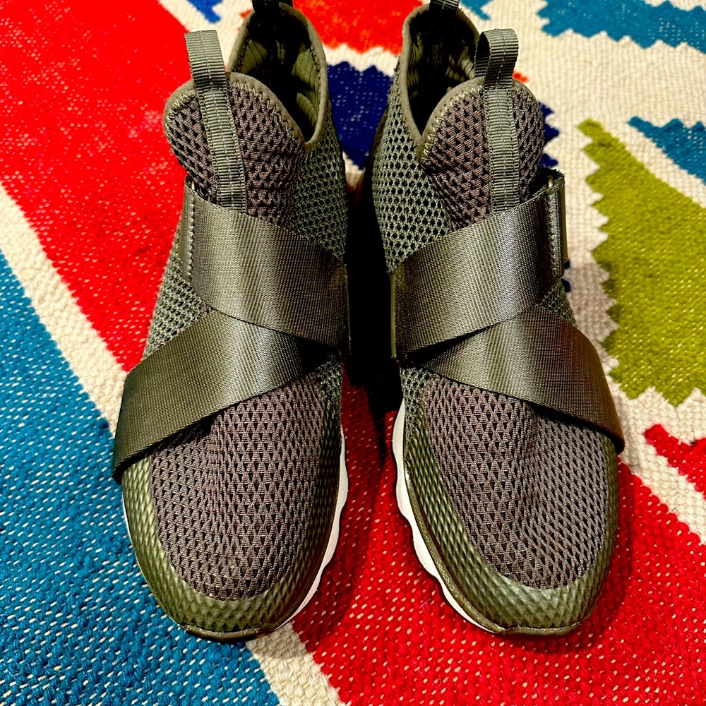 Sorel Kinetic Sneakers like new!